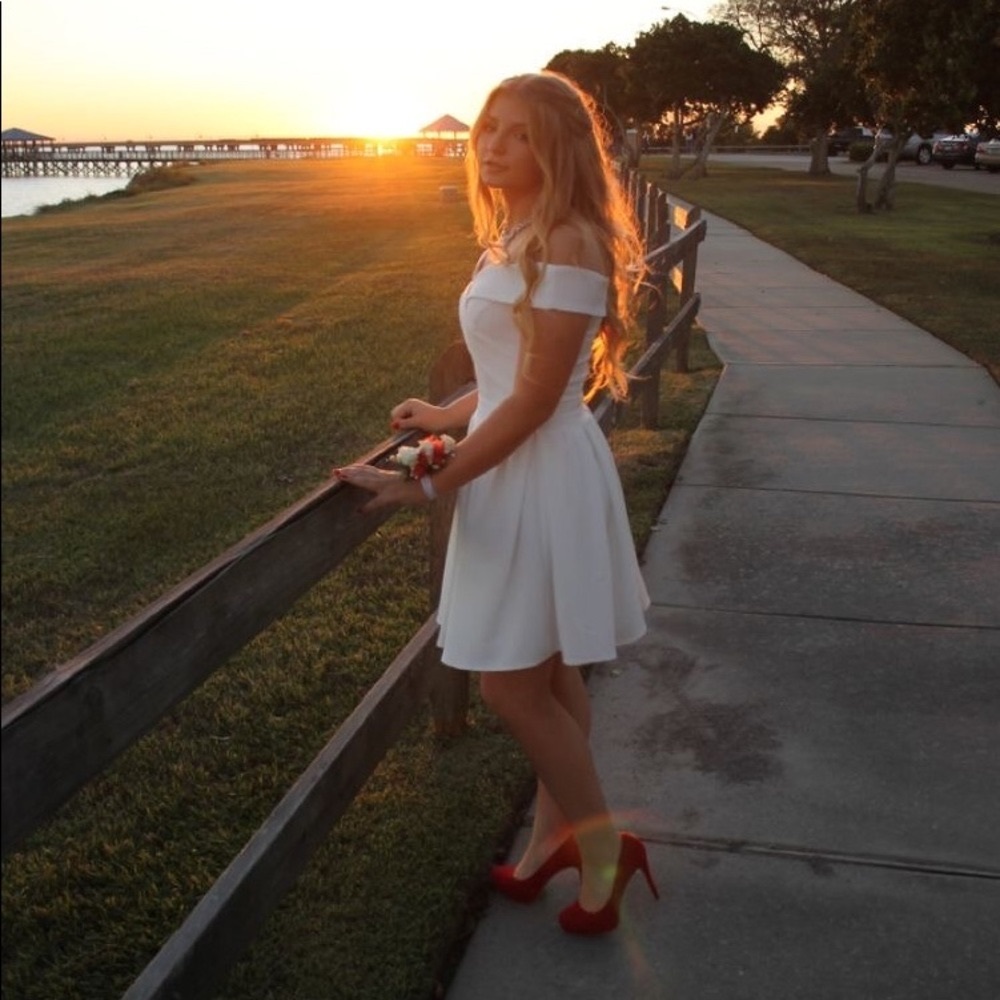 Women’s white/cream cocktail dress or homecoming. Size M PERFECT HOCO DRESS!